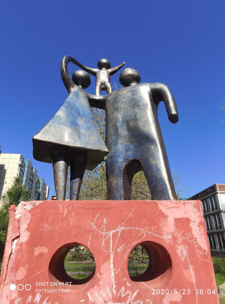 Молодая Семья/ СПБ / Сквер Семьи / Авиаконструкторов 13 / 2016. Художник — скульптор Антонина Фатхуллина