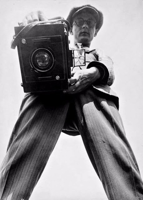 Вилли Руге (1892–1961) — немецкий фотограф и фотожурналист, известный своими новаторскими работами в области аэросъёмки, экстремальной и приключенческой фотографии. Он экспериментировал с необычными ракурсами, перспективами и субъективным восприятием реальности, что сближает его с движением «Новая визуальность»