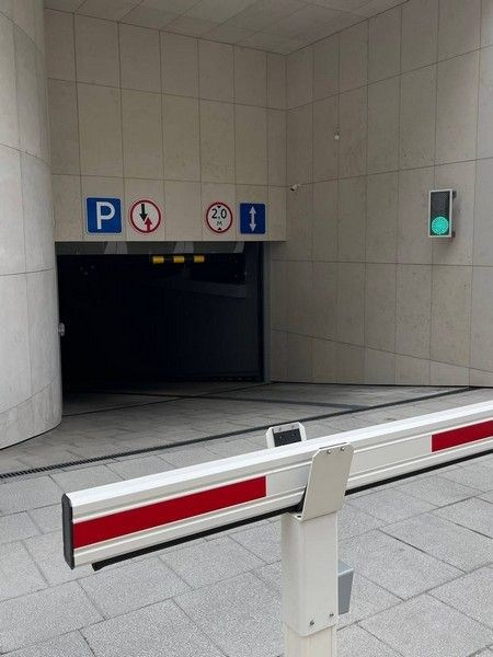 Локация в бизнес-центре — лифтовый холл и коридоры