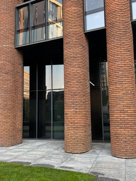 Локация для фотосессии в БЦ — лобби с современным дизайном