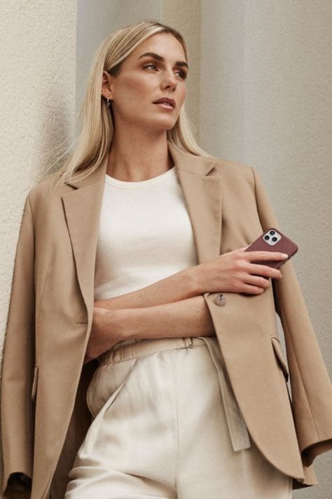 Повседневный минимализм в образе в духе Zara, женская фотосессия