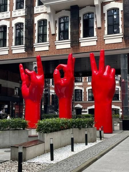 Локация для фотосессии в БЦ — лобби с современным дизайном