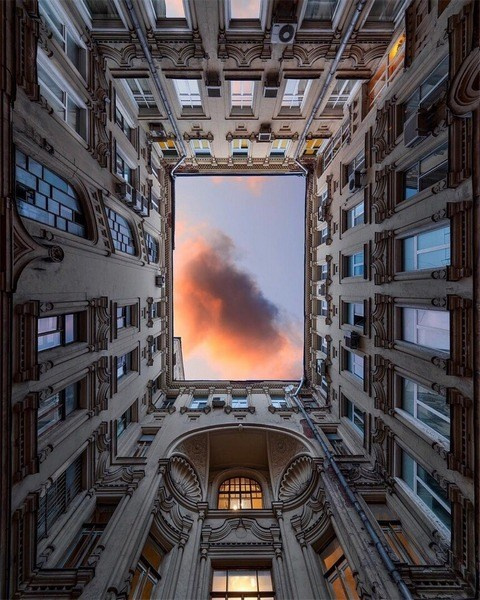 Локация у дома для фотосъемки — двор с красивым фасадом