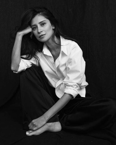 Девушка в белой рубашке на минималистичной фотосессии