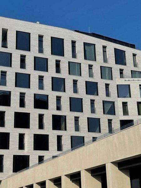 Современный БЦ для фотосессии — панорамный вид из окна