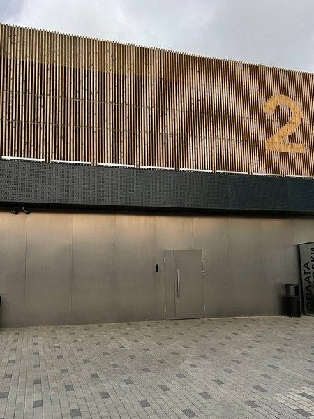 Локация у дома для фотосъемки — двор с красивым фасадом