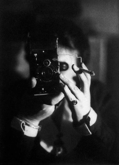 Жермена Крулль (1897-1985) — немецкий фотограф, работавшая в Европе, Азии и Африке. Её карьера отличалась географической и тематической широтой, а стиль эволюционировал от пикториализма к авангарду.