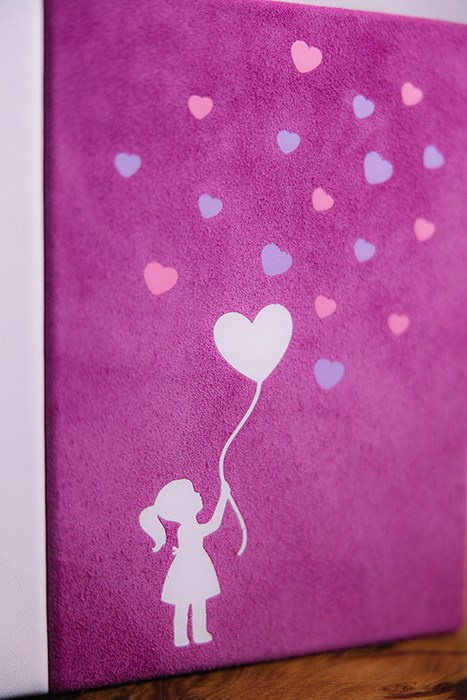 Вертикальное фото розовой замшевой обложки с россыпью сердечек, подчеркивающее нежную текстуру материала.