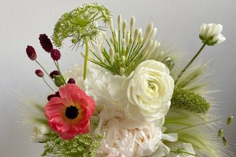 Цветочные композиции букетов все больше и больше становятся все сложнее. Декораторы предлагают все более непредсказуемые сочетания, некоторые вариации смотрятся фантастическими, но в то же время гармоничными и стильными.