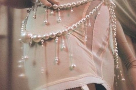 Последнее утро невесты должно запомниться на всю жизнь. В сезоне 2024 дизайнеры украсили комплекты огромным количеством жемчуга, отдавая дань великой танцовщице всех времен Мата —Хари.  Подобное исполнение на грани образов для ангела и дьявола, чистоты и невинности и жгучей сексуальности.