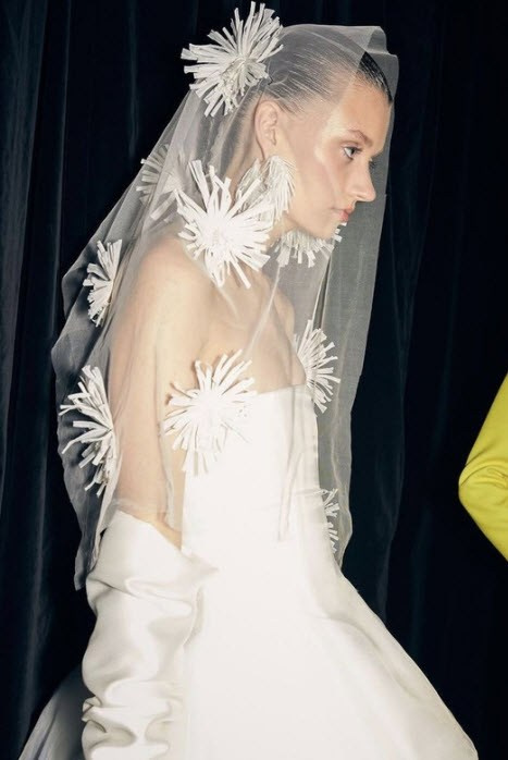 В 2024 году дизайнеры позволяют полет фантазии в выборе аксессуаров. Всевозможные варианты фаты с декором из бантиков, цветов, невероятной формы. Не выходит из тренда и вуаль и перчатки, украшенные элементами декора.