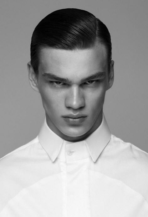 Эталон джентльменского стиля, а также первый образ, сошедший с Голливуда до простого рабочего класса — всё это как нельзя лучше описывает  прическу Valentino. Её название происходит от фамилии Рудольфа Валентино, легендарного итало-американского актёра, секс-символа эпохи немого кино.   Эталон мужской прически на свадьбах 2024 года будет именно она!