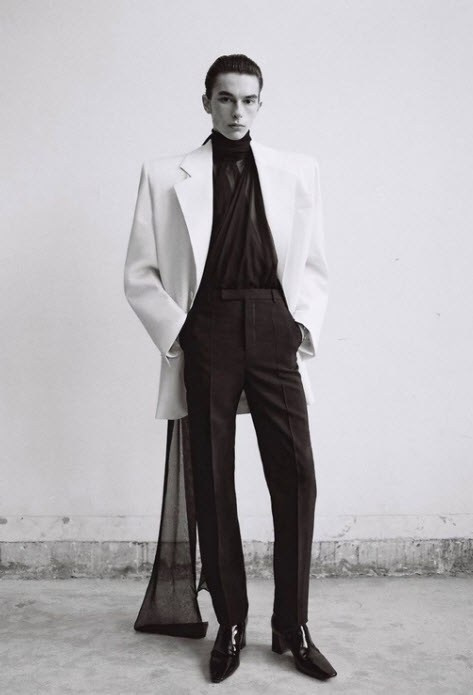 Новые версии смокингов более демократичные и экзотичные. Одни более похожи на классические пиджаки оверсайс с расширенными плечами. Другие — с небольшим шлейфом из фитина. Третьи — заходят на женскую территорию женского костюма, дополнены приталенным силуэтом. Стираются границы между «мужским» и «женским», между особой классикой и классикой подседневной.