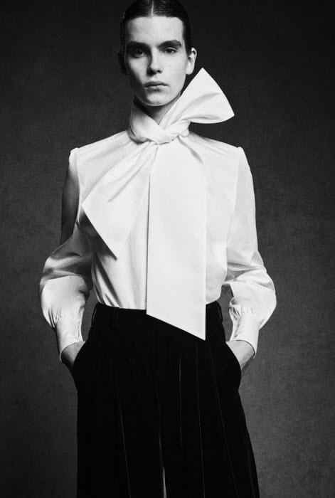 Дизайнеры нашли чем заменить классические рубашки. Мужская мода вновь заходит на женскую территорию. В мужских сорочках появляются рюши, банты, винтажные шарфы.