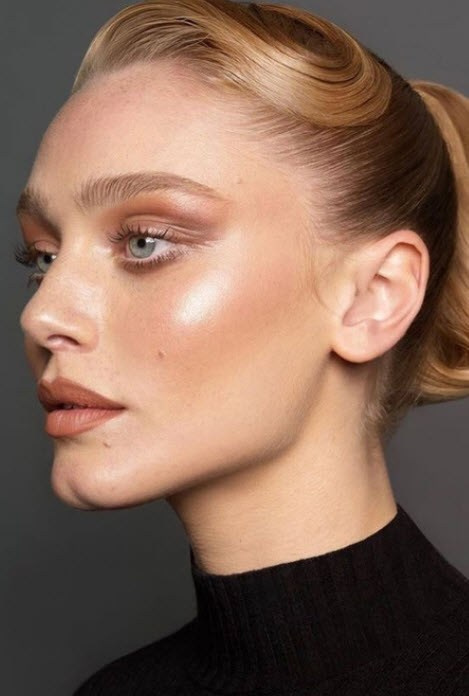 Еще один тренд в макияже — нюдовый смоки. Дизайнеры решили вопрос с вечерним макияжем для нежного образа невесты. 