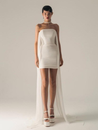 Мы привыкли, что традиционное свадебное платье обладает длинным подолом, но современные модницы все чаще выбирают короткий наряд. Если вы не Фрида Аасен и не планируете приобретать четыре образа невесты, тогда мини-платье может стать вашим стильным спасением: для церемонии вы можете дополнить образ шлейфом или пышной фатой, а на вечеринке снимите все аксессуары и останьтесь только в коротком образе, продемонстрировав жениху и гостям безупречную фигуру.  