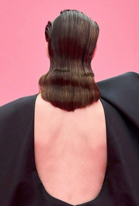 Совсем недавно в интернете появились новые плойки, создающие текстурируемые рисунки на волосах. Свадебные дизайнеры уже подхватили этот тренд и внедрили в образы самых смелых невест. Быть на новой волне в свадебной прическе смогут не каждые, но решившиеся не останутся незамечанными.