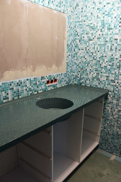 Умывальник в изумрудном цвете