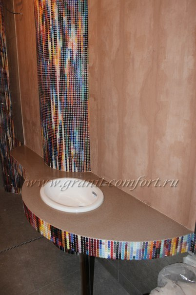 Дизайн ванной комнаты, разноцветная мозаика