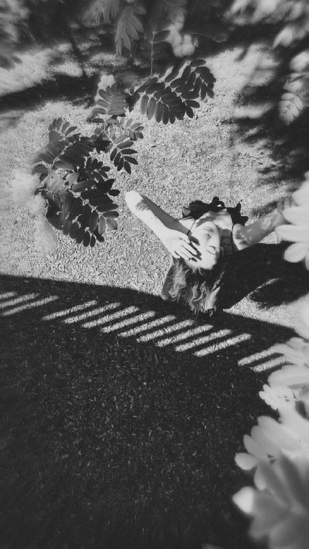 Диана: Рассвет. Я сижу на берегу моря рядом со своим домом. И встречаю солнце…. OlessiaKh