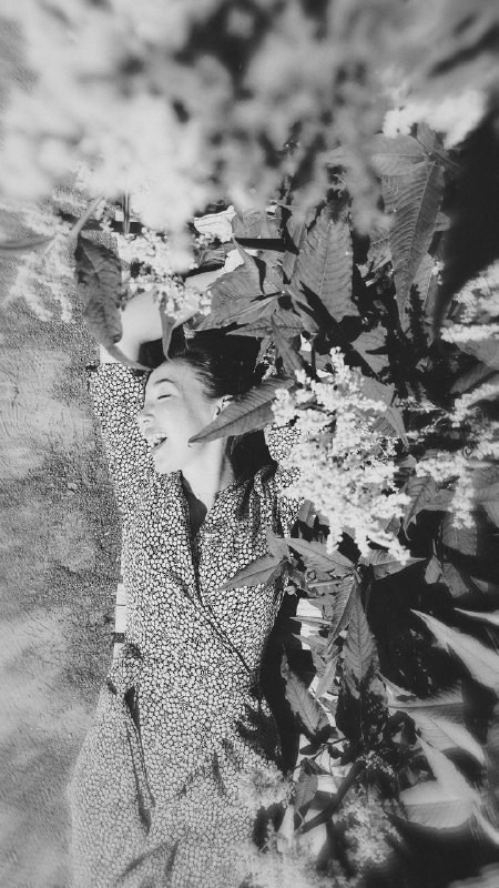 Диана: Рассвет. Я сижу на берегу моря рядом со своим домом. И встречаю солнце…. OlessiaKh