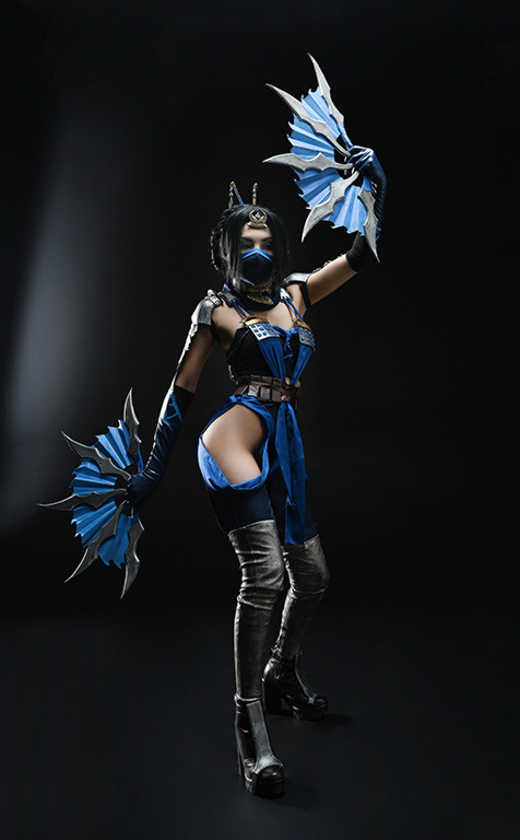 Косплей по игре "Mortal Kombat", Китана