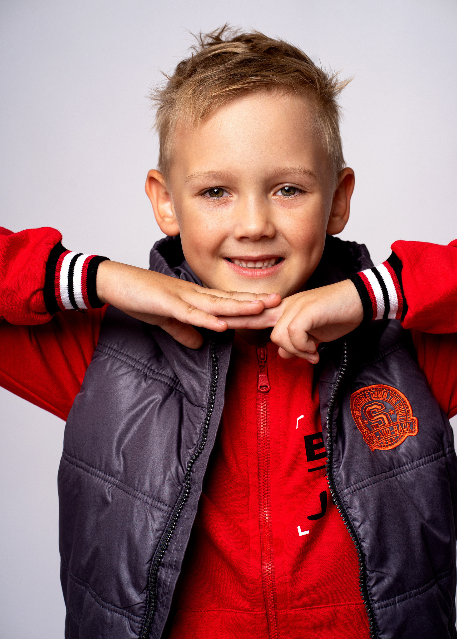 Портрет мальчика в студии для рекламы детской одежды