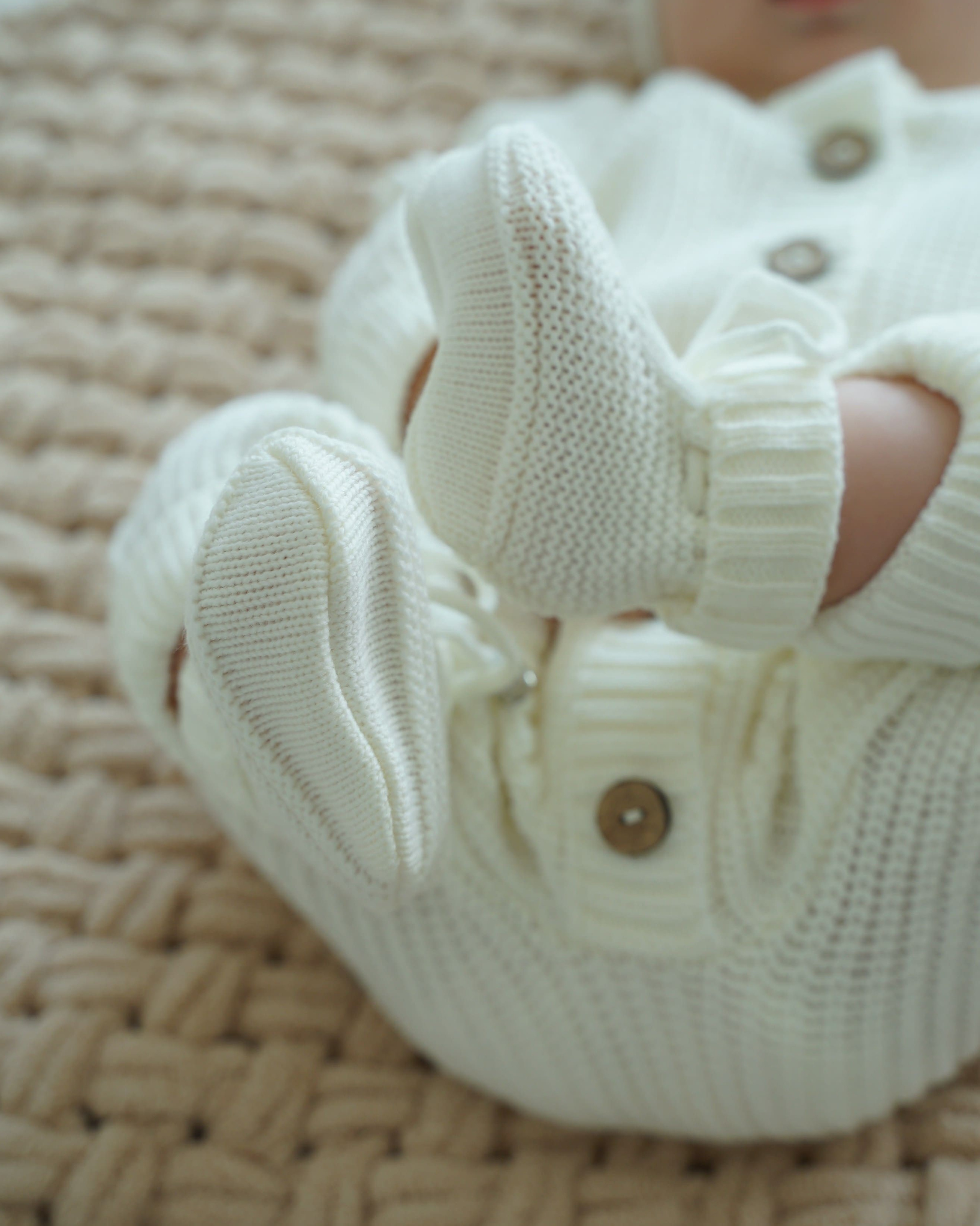 Предметная съемка детских товаров с использованием геометрических узоров на фоне.