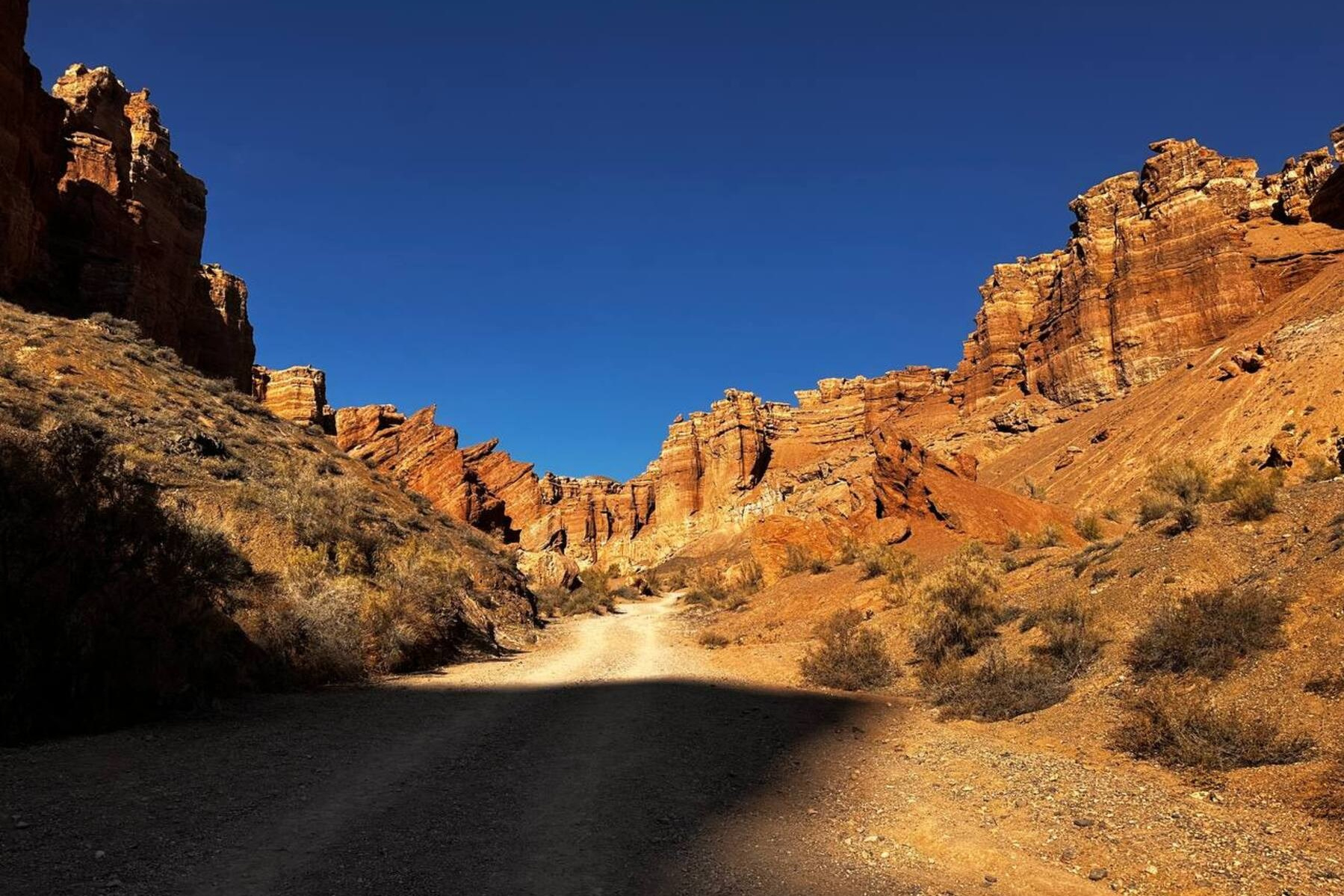Экскурсия и тур на три каньона реки Чарын. Три каньона: Чарынский, Лунный и Черный в Алматинской области