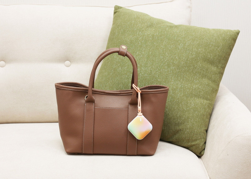 Электронная грелка, умещающаяся в руке «e-Kairo Carre 2023». Фотограф — видеограф в Москве Дмитрий Менделеев