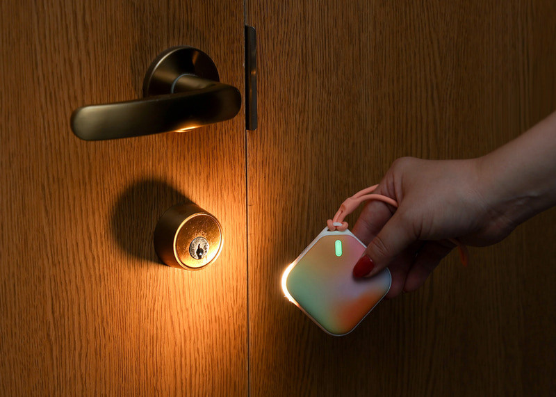 Электронная грелка, умещающаяся в руке «e-Kairo Carre 2023». Фотограф — видеограф в Москве Дмитрий Менделеев