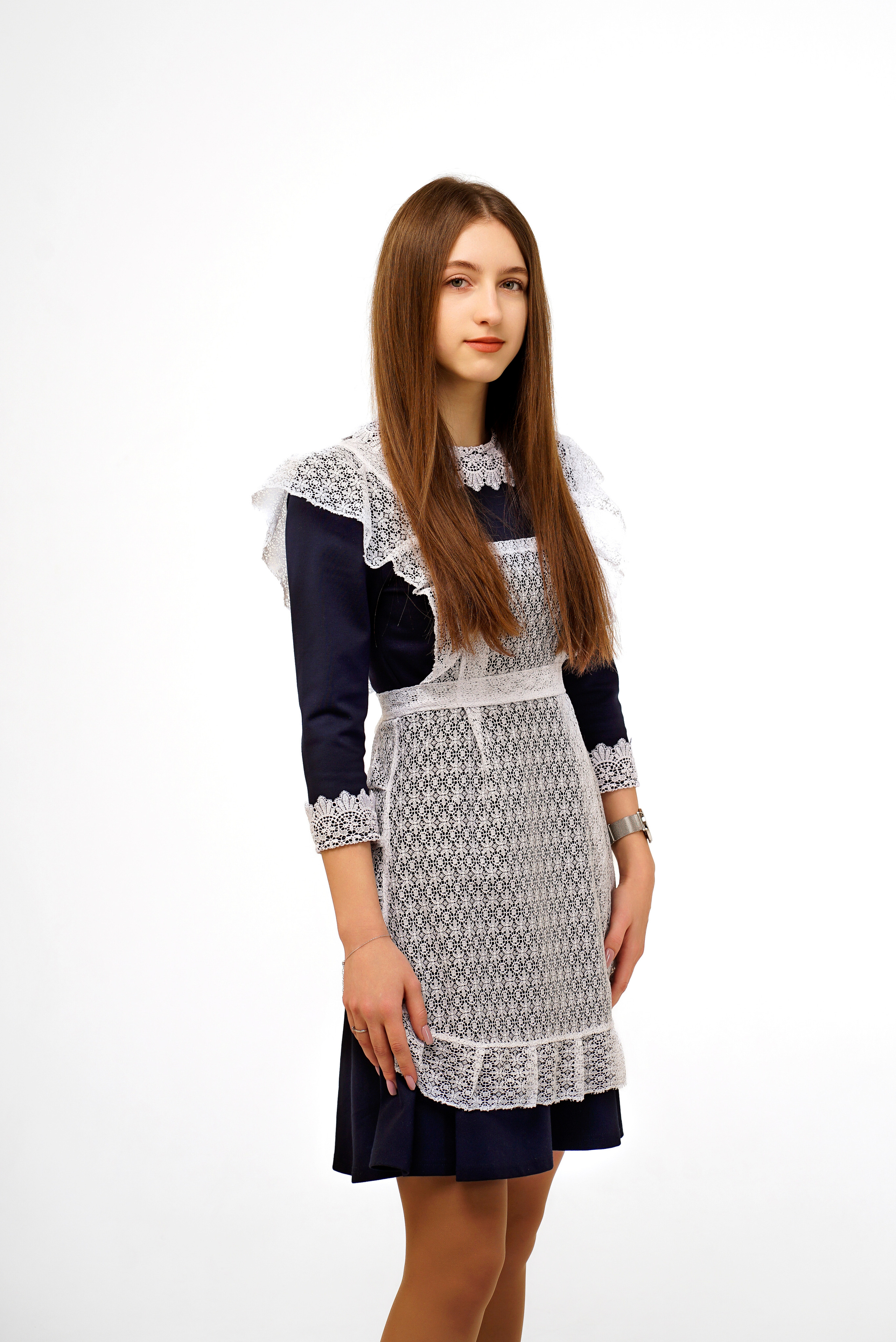 Девушка в школьной форме для выпускного альбома