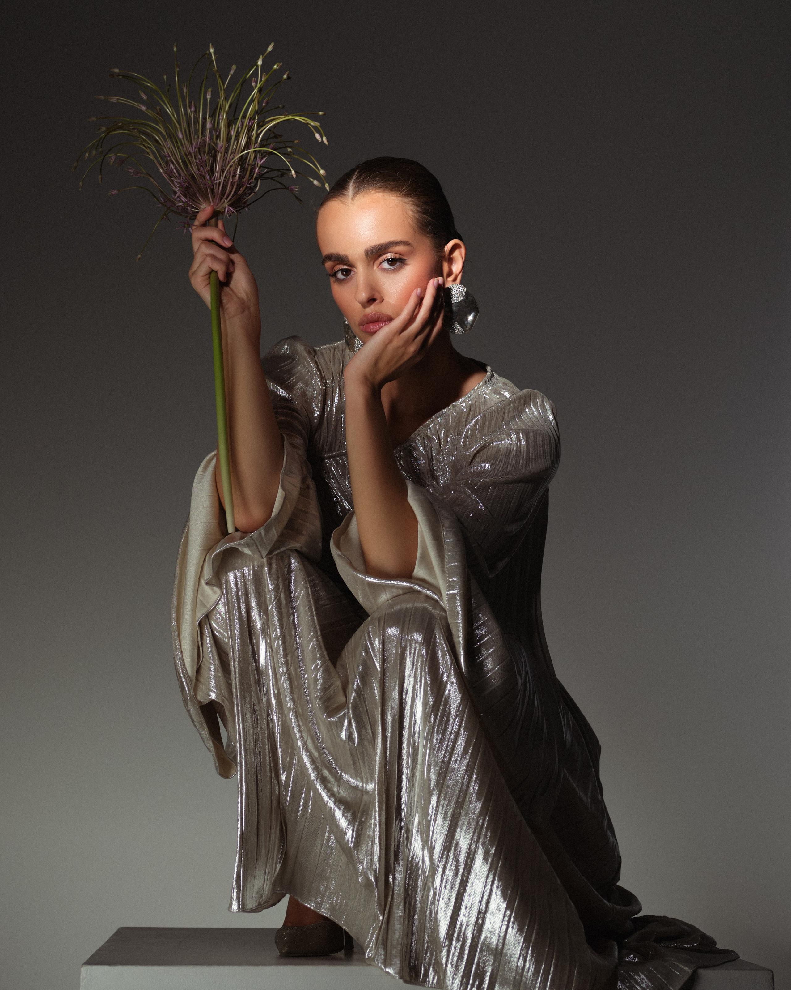 девушка женский портрет фотограф юлия фролова циклорама постоянный свет ростов модель красивый цветок алиум обучение фотографии воркшоп по фотографии