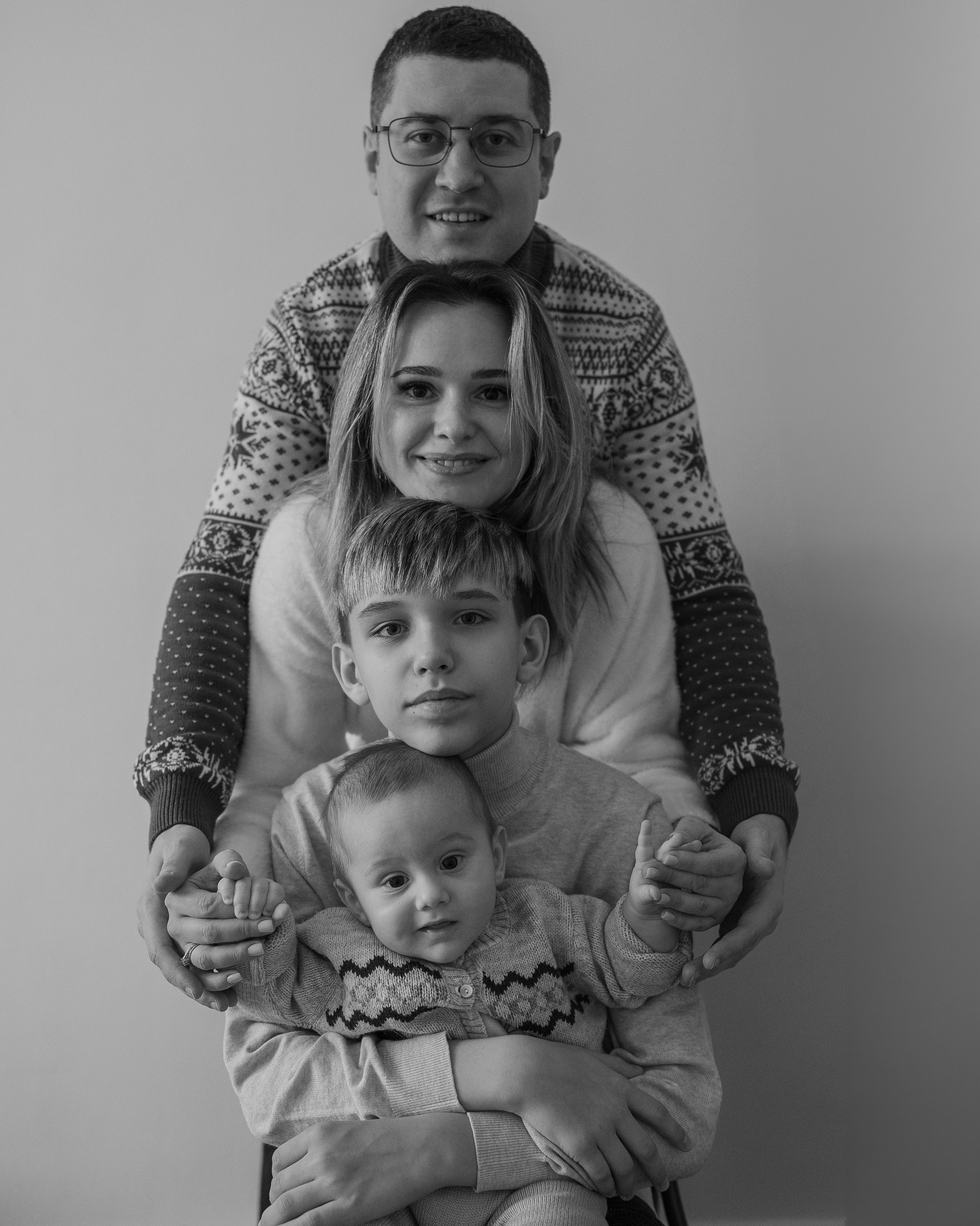 Семейная история: родители с малышом на пикнике в поле, теплая лавстори в стиле свадебной фотографии, Счастливая семья на прогулке: смех и объятия, профессиональные фото семейных моментов и любви