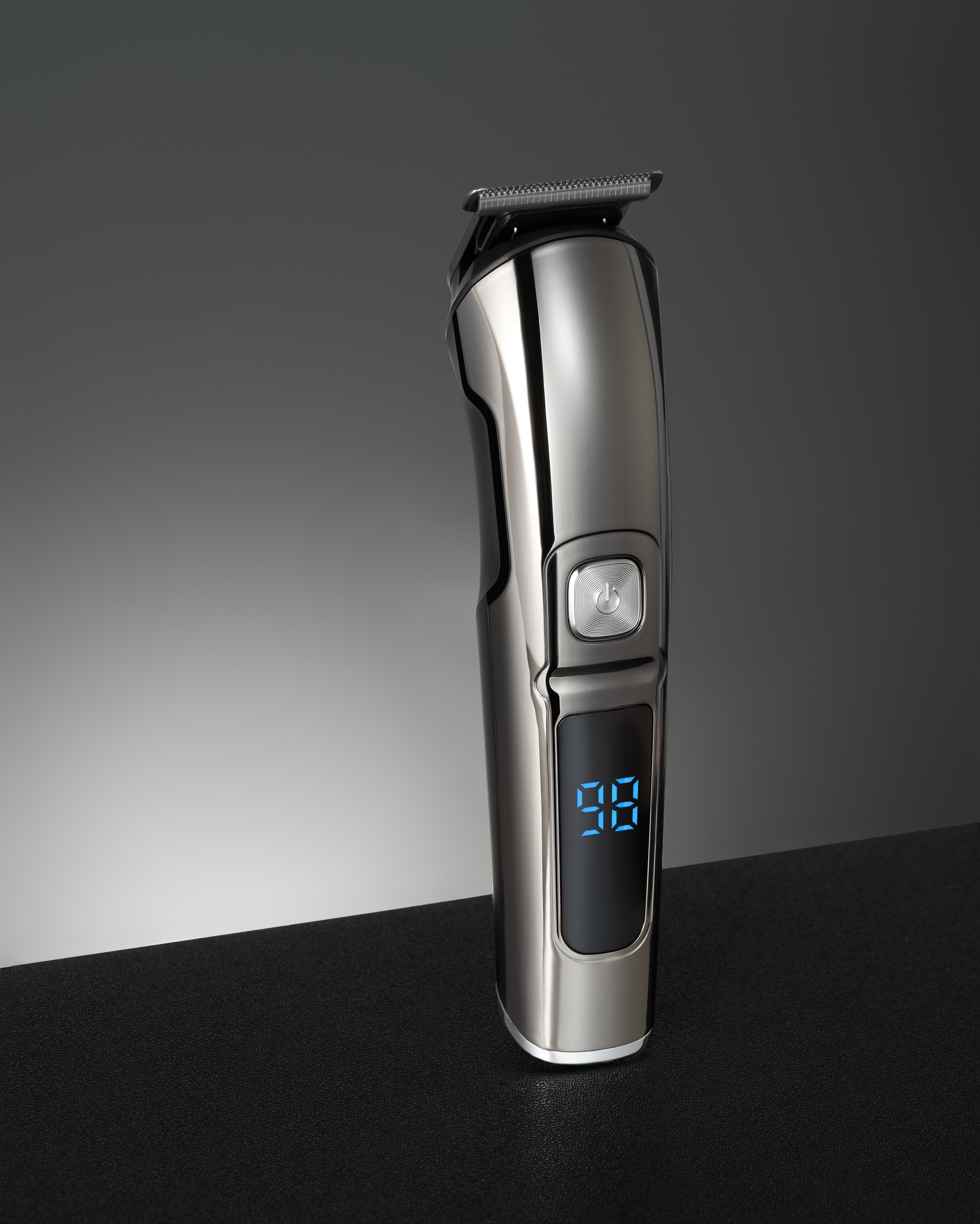 Бритва с включенным дисплеем стоит вертикально на черном фоне с градиентом