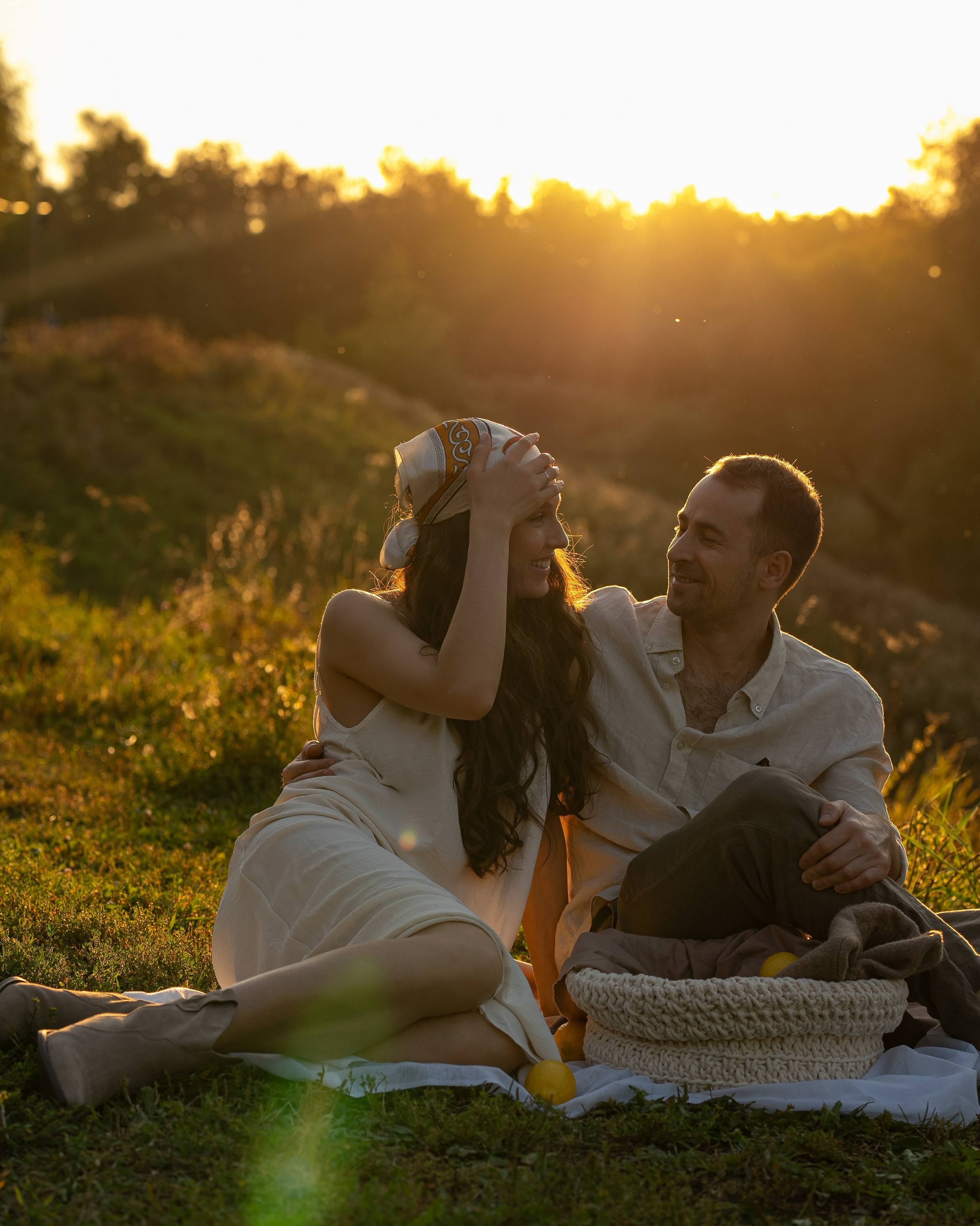 Романтическая лавстори: молодая пара в объятиях на закате у моря, нежный поцелуй в свадебной фотографии Лавстори в осеннем парке: влюбленные смотрят друг на друга, профессиональная свадебная съемка семейных моментов
