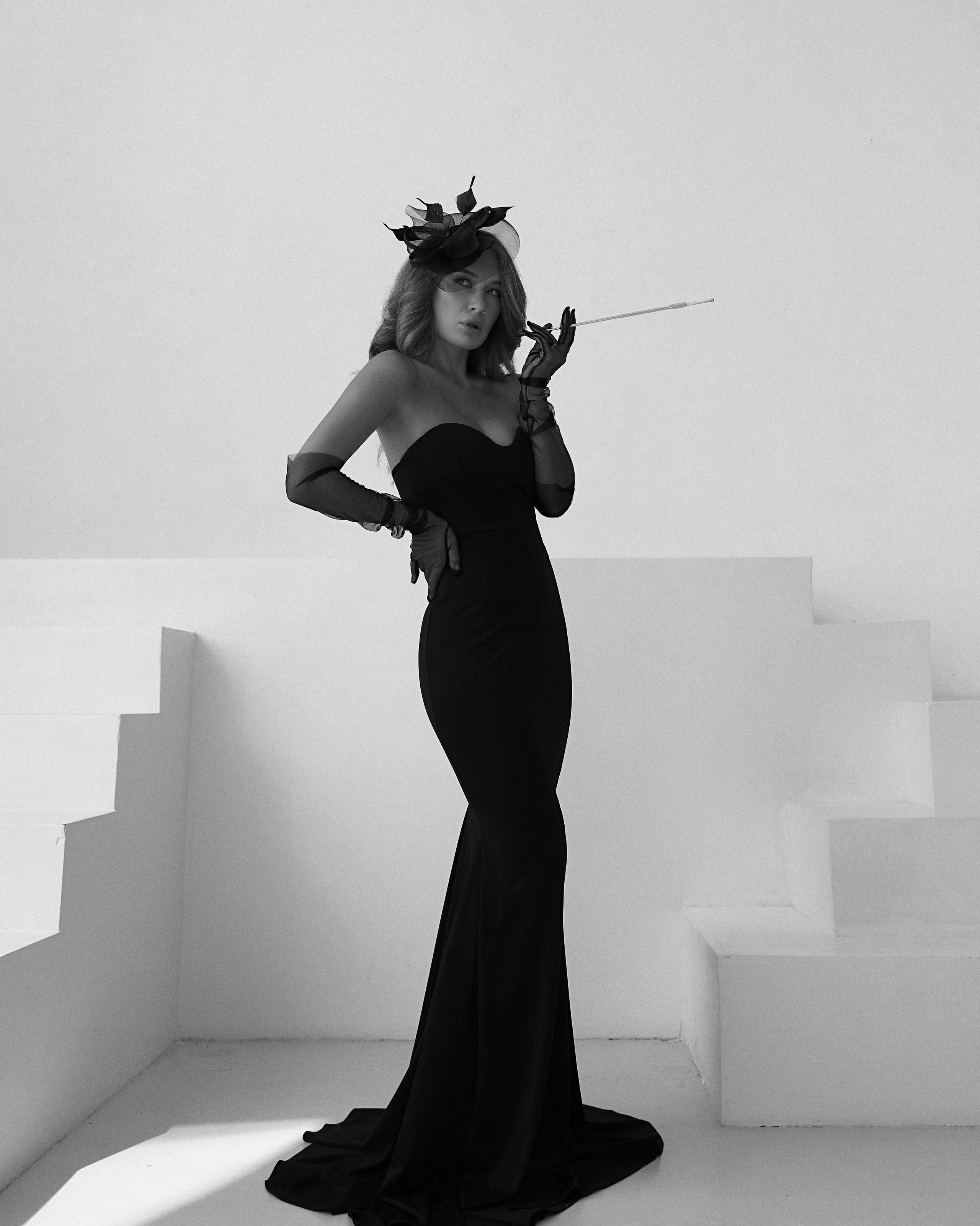 Фото девушки в полный рост в вечернем платье