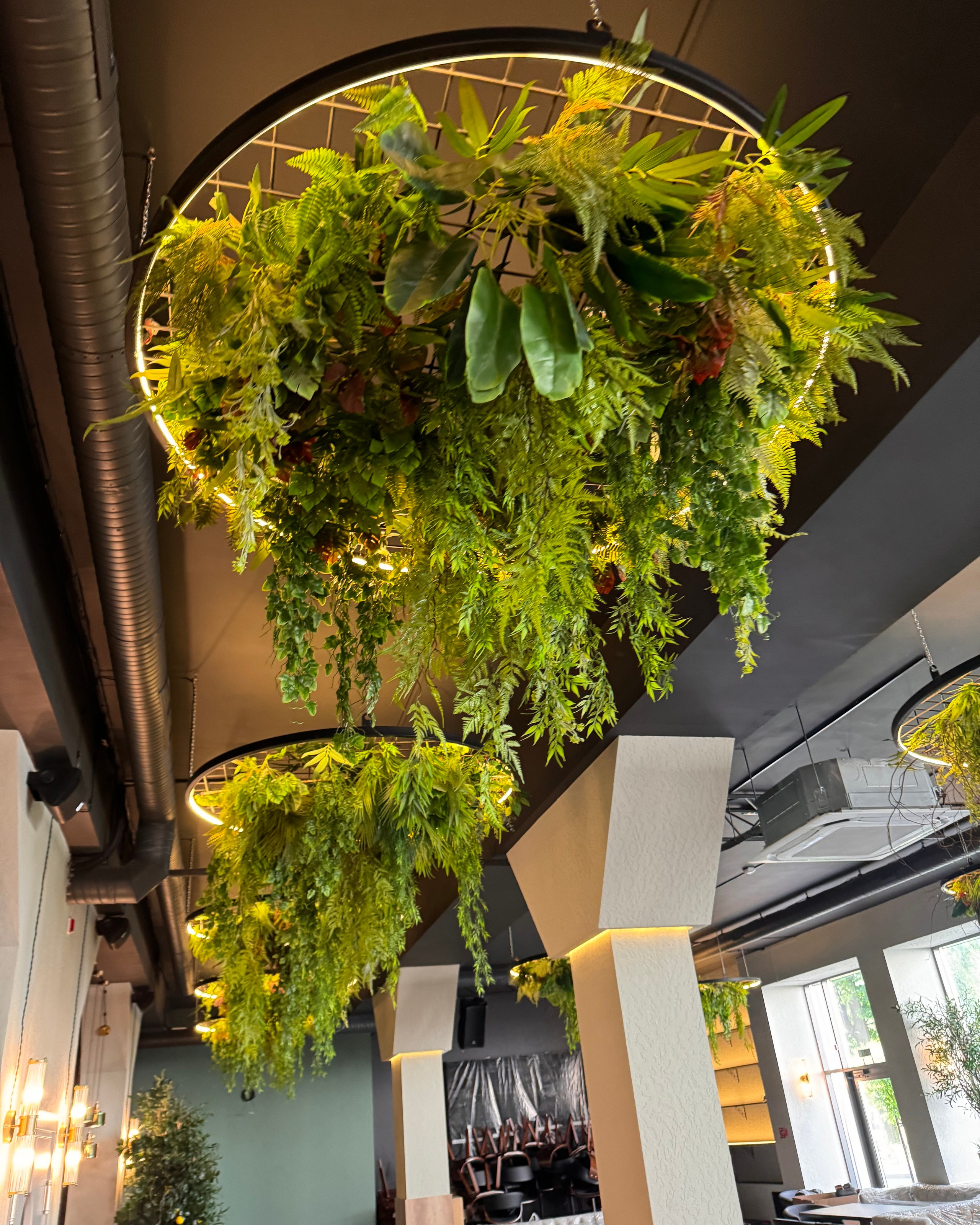 Декоратор в Минске Алёна Шевелёва. Весеннее оформление входных групп. Декор заведений