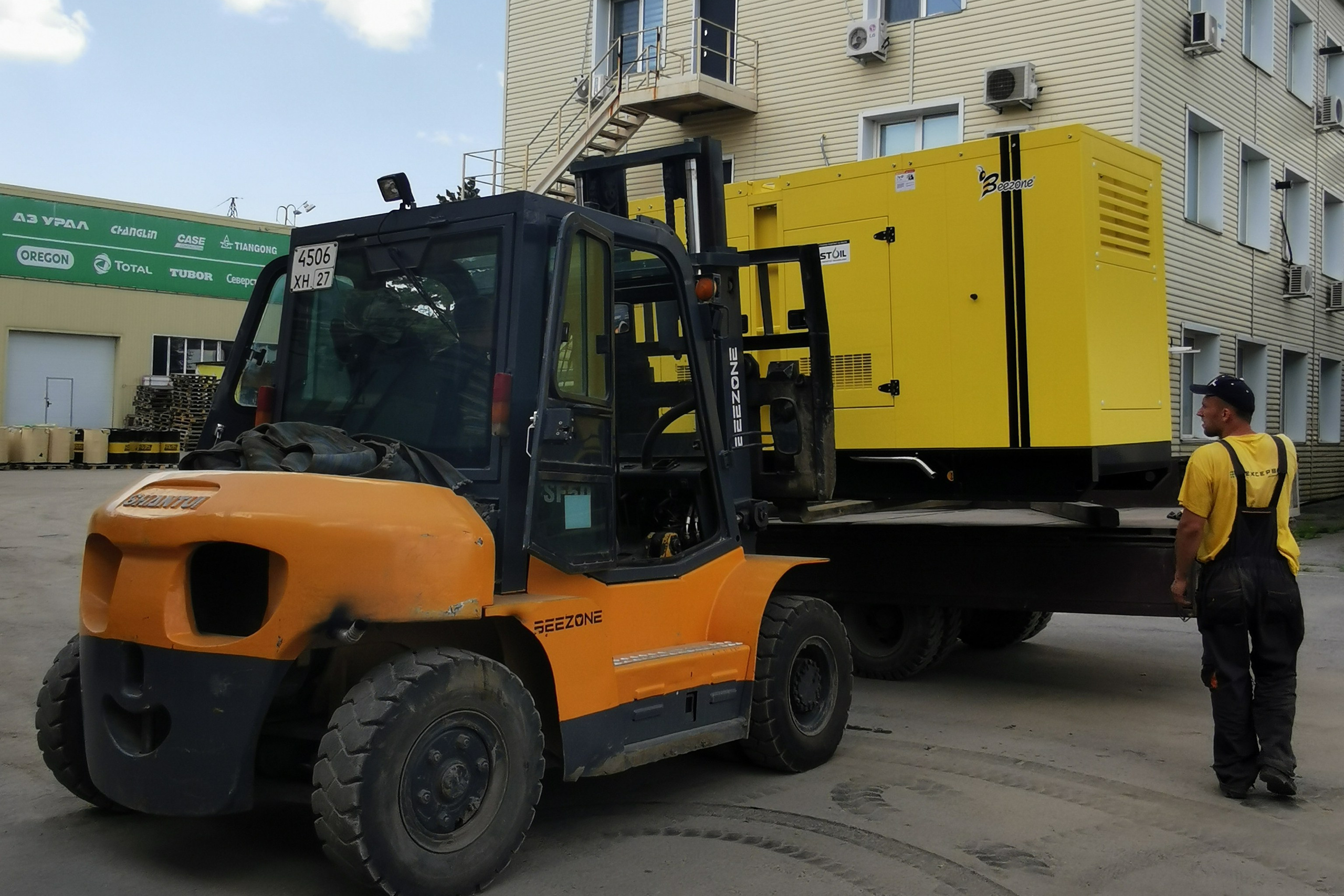 Дизель генераторная установка марки Beezone с двигателем Yuichai. Продажа надежной спецтехники от компании СТИ в г. Новосибирск