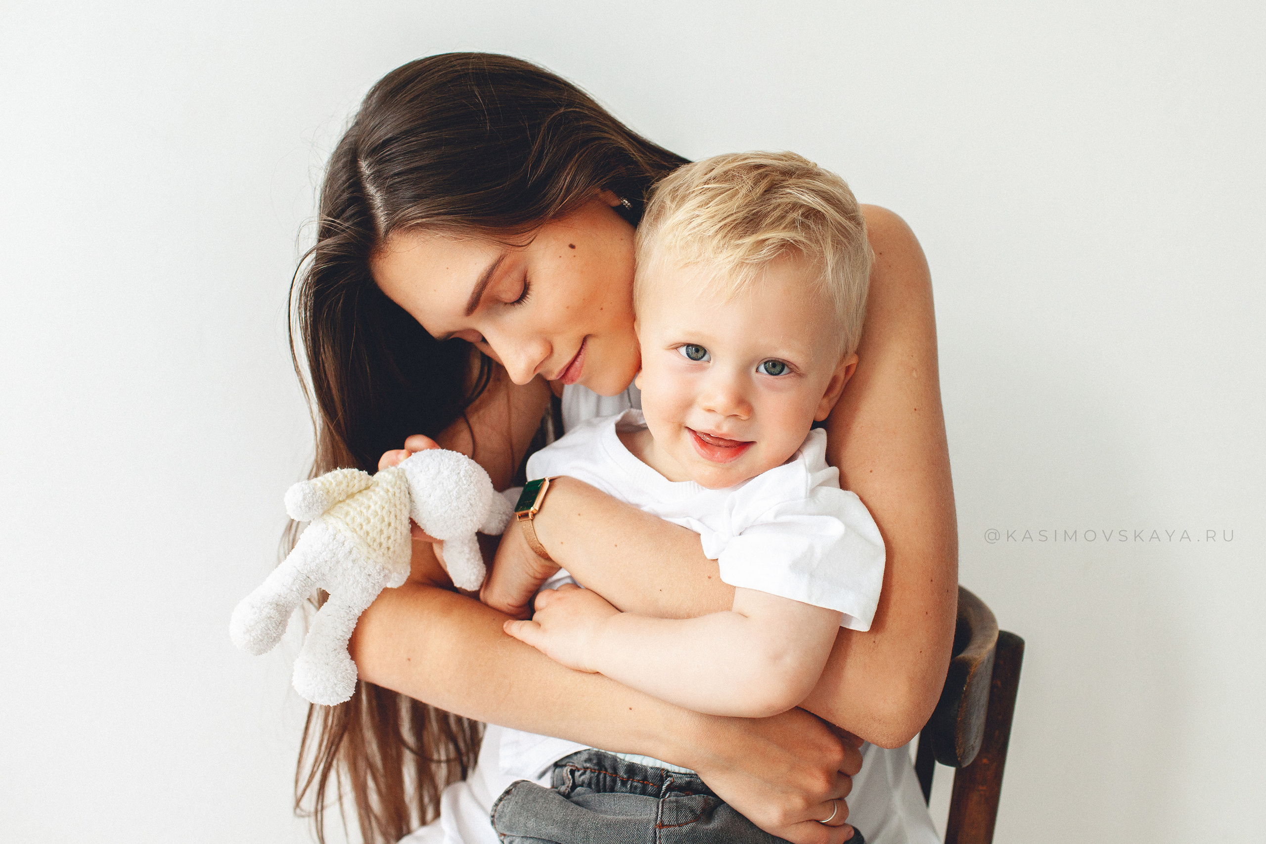 Фотосессия «Мама и сынок» в Маленькой белой студии в Самаре. Детский фотограф в Самаре