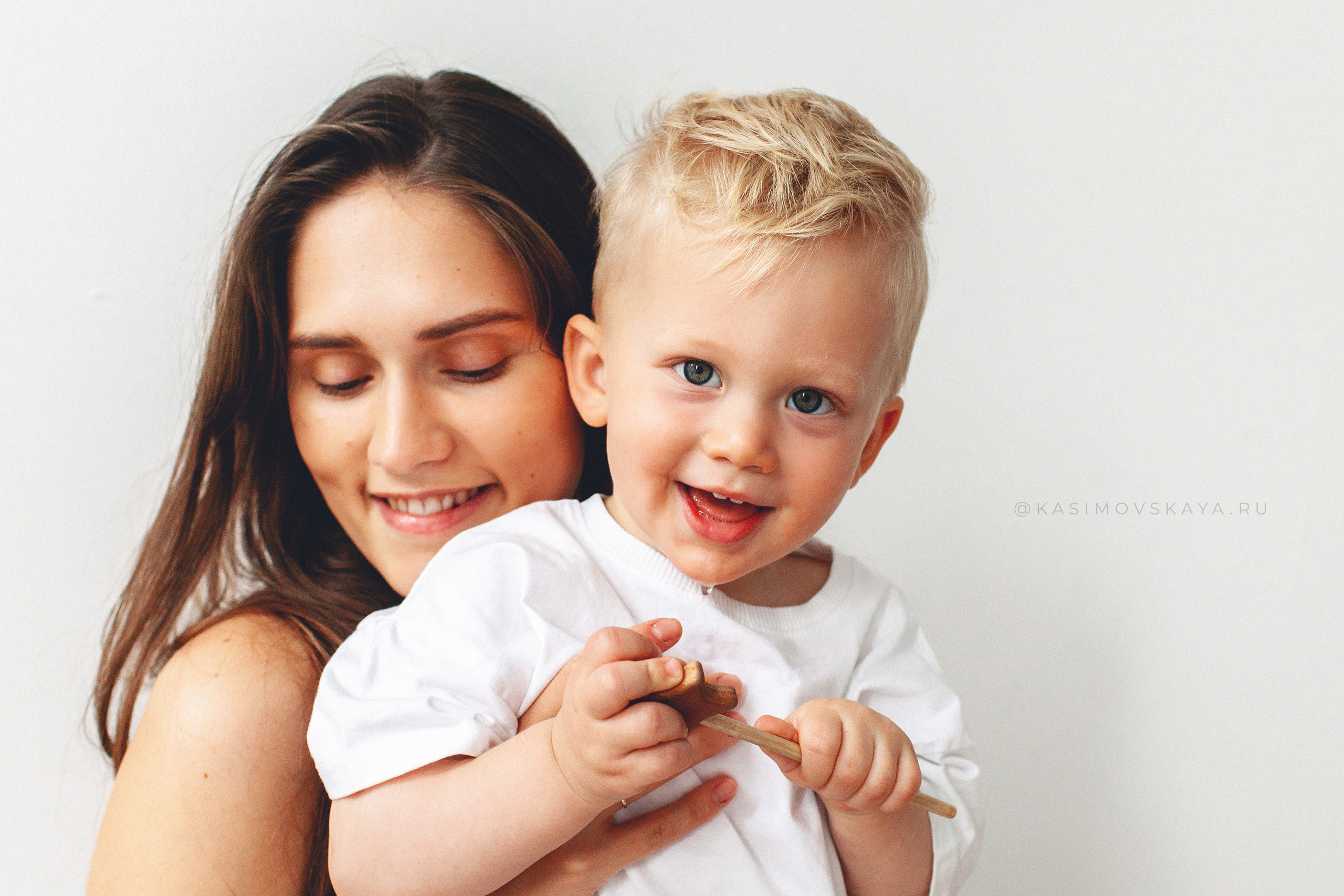 Фотосессия «Мама и сынок» в Маленькой белой студии в Самаре. Детский фотограф в Самаре