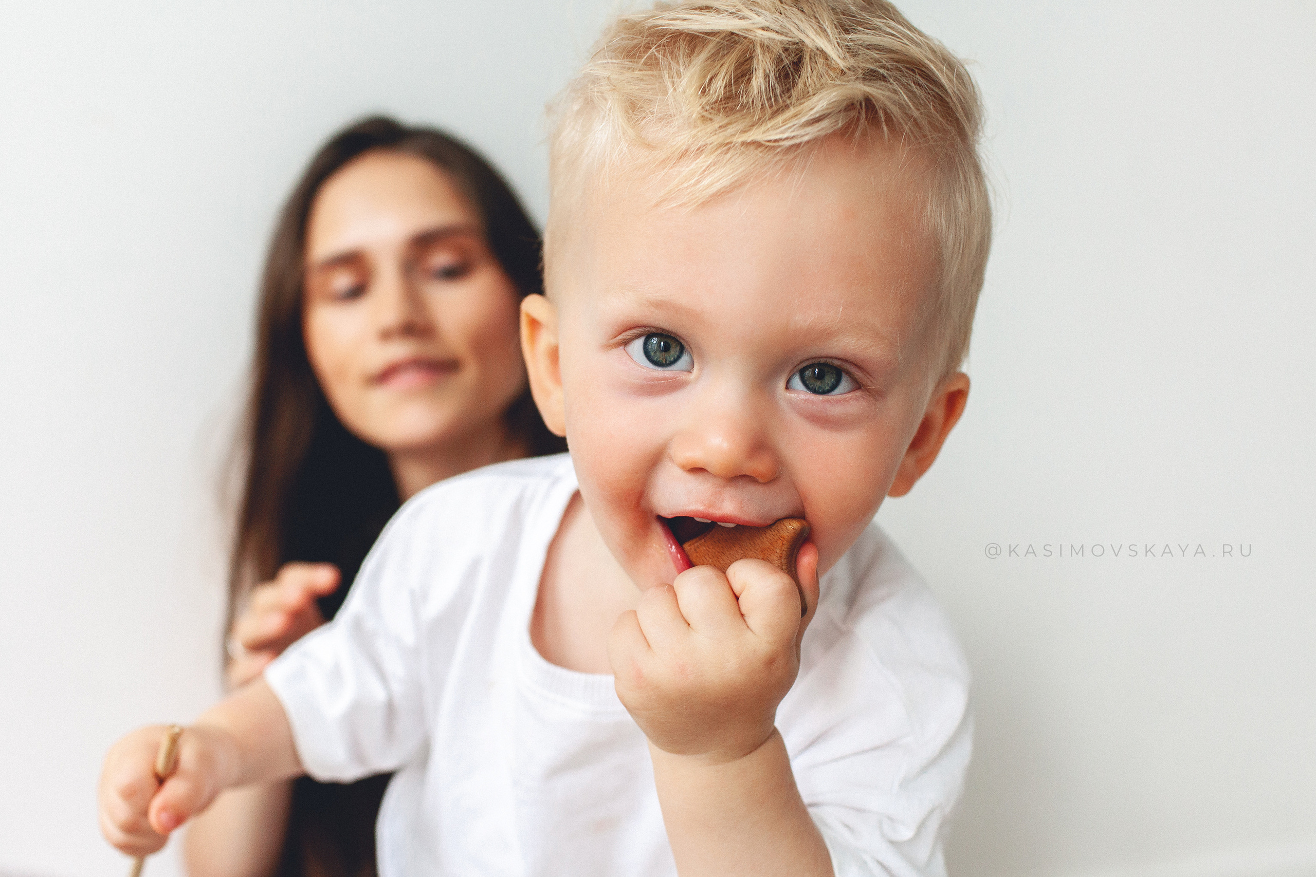 Фотосессия «Мама и сынок» в Маленькой белой студии в Самаре. Детский фотограф в Самаре