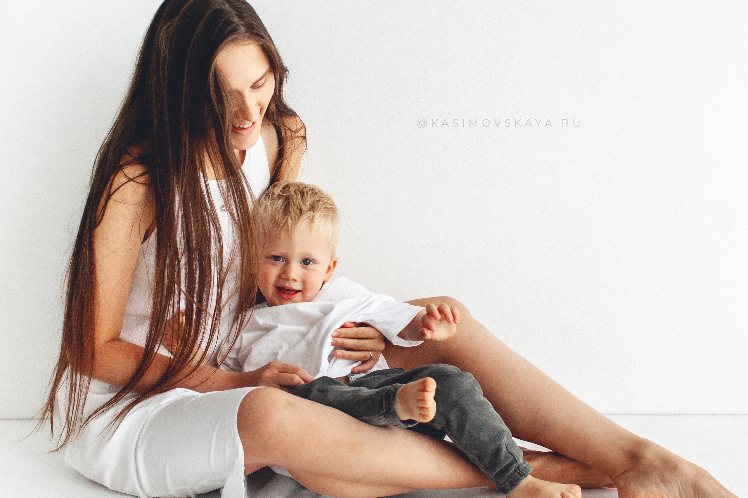 Фотосессия «Мама и сынок» в Маленькой белой студии в Самаре. Детский фотограф в Самаре