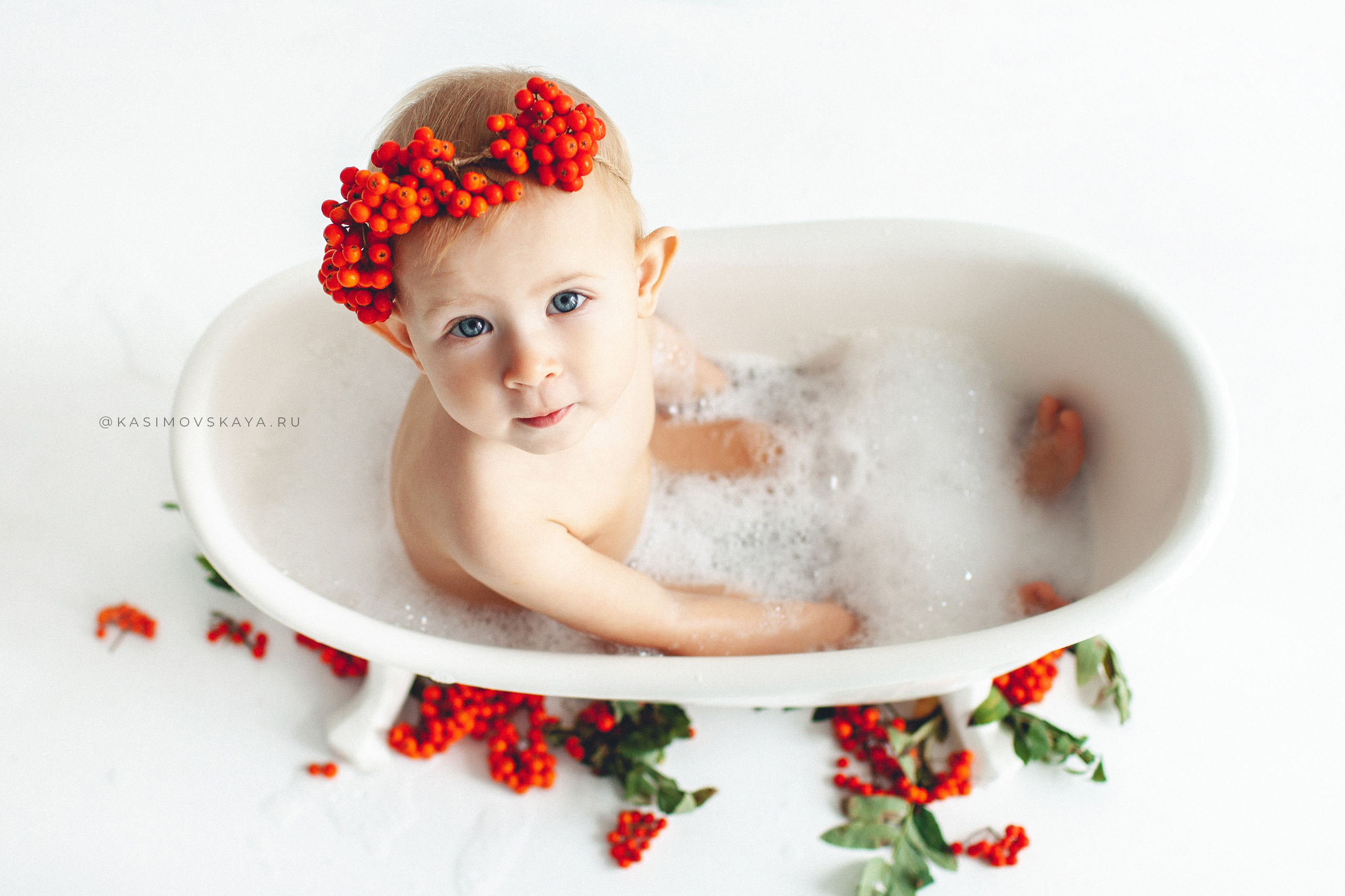 Фотосессия с Рябиной и осенними листьями в маленькой ванночке. Детский фотограф в Самаре