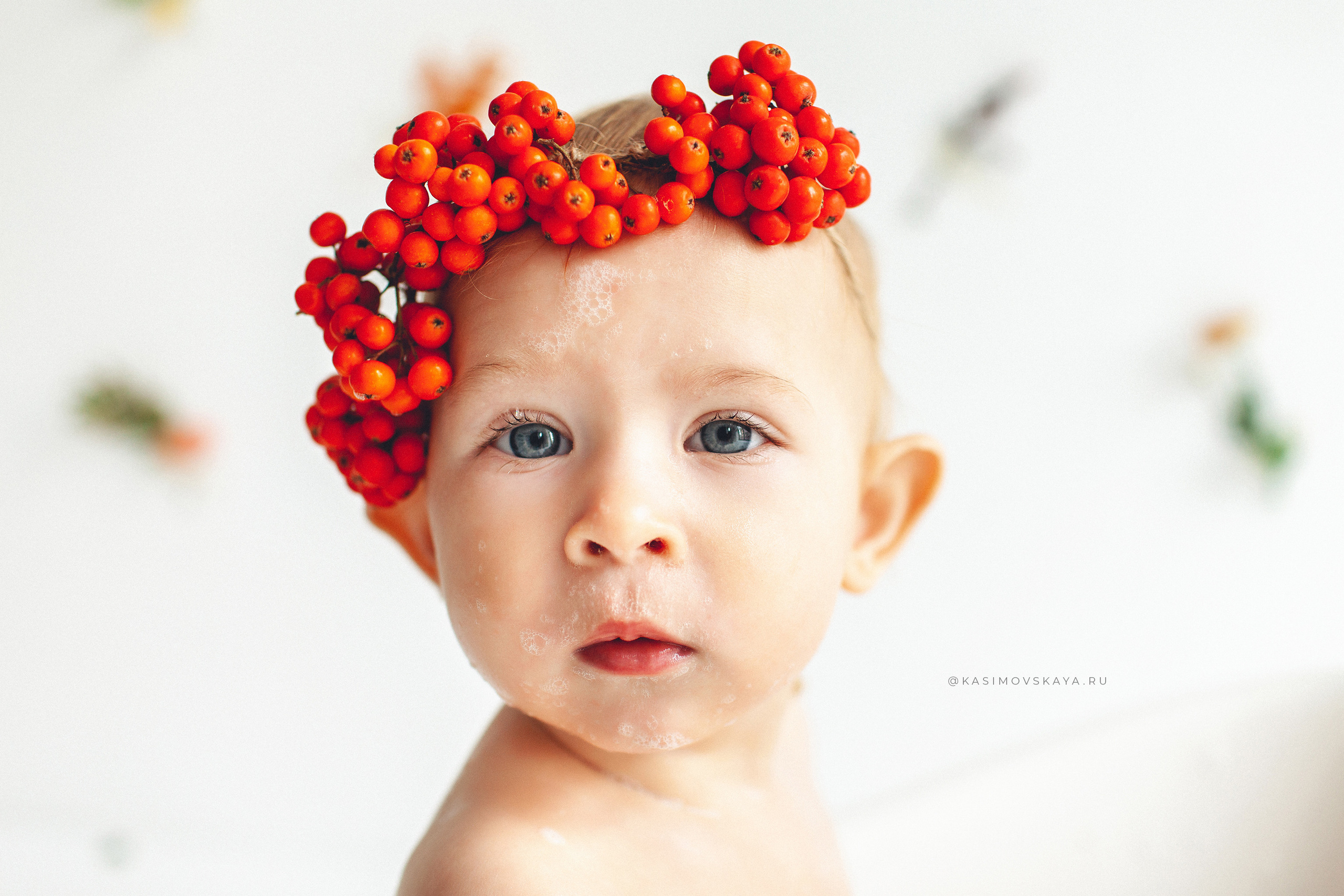 Фотосессия с Рябиной и осенними листьями в маленькой ванночке. Детский фотограф в Самаре