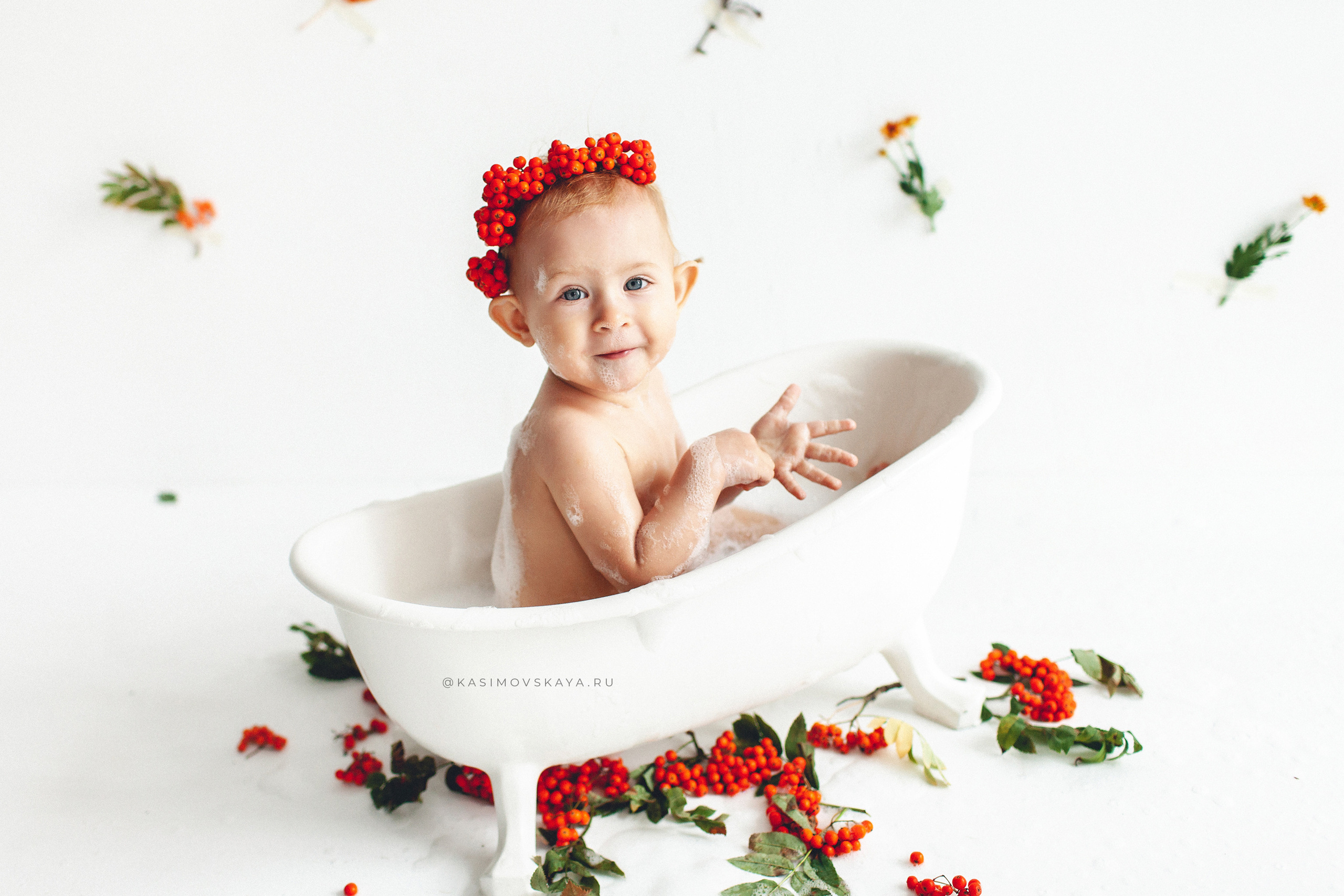 Фотосессия с Рябиной и осенними листьями в маленькой ванночке. Детский фотограф в Самаре