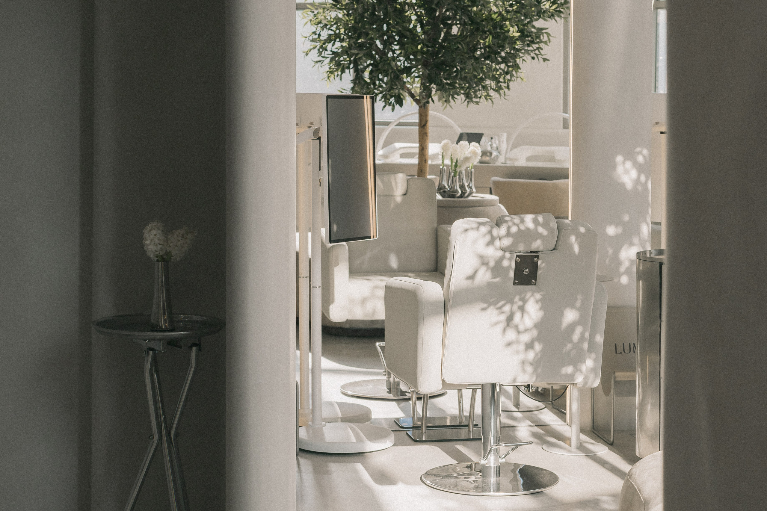 Кейс: Не просто интерьер. Ощущение. Съёмка для премиум-салона Lumi. Кристина Бирон — контент-креатор: Reels, фото/видео для бизнеса в СПб и Москве + AI-контент по РФ