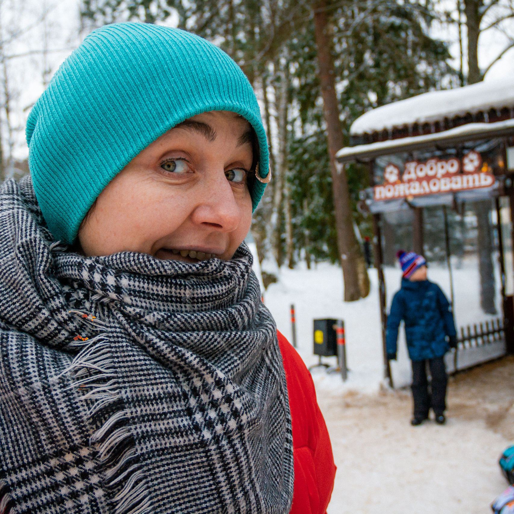 Веселая девушка собирается скатиться с горы в Чукавино