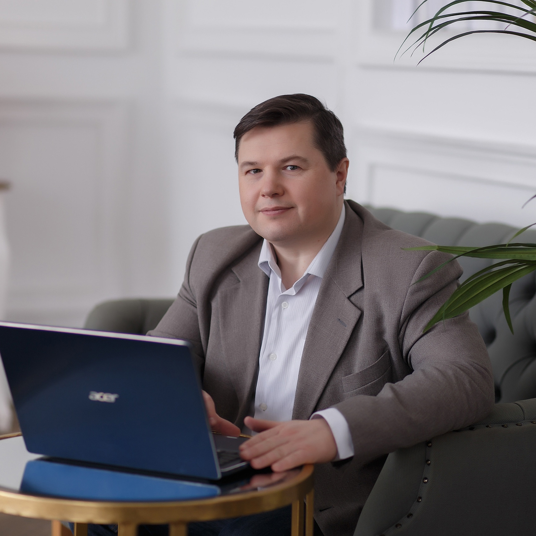 мужской бизнес-портрет в интерьерной студии