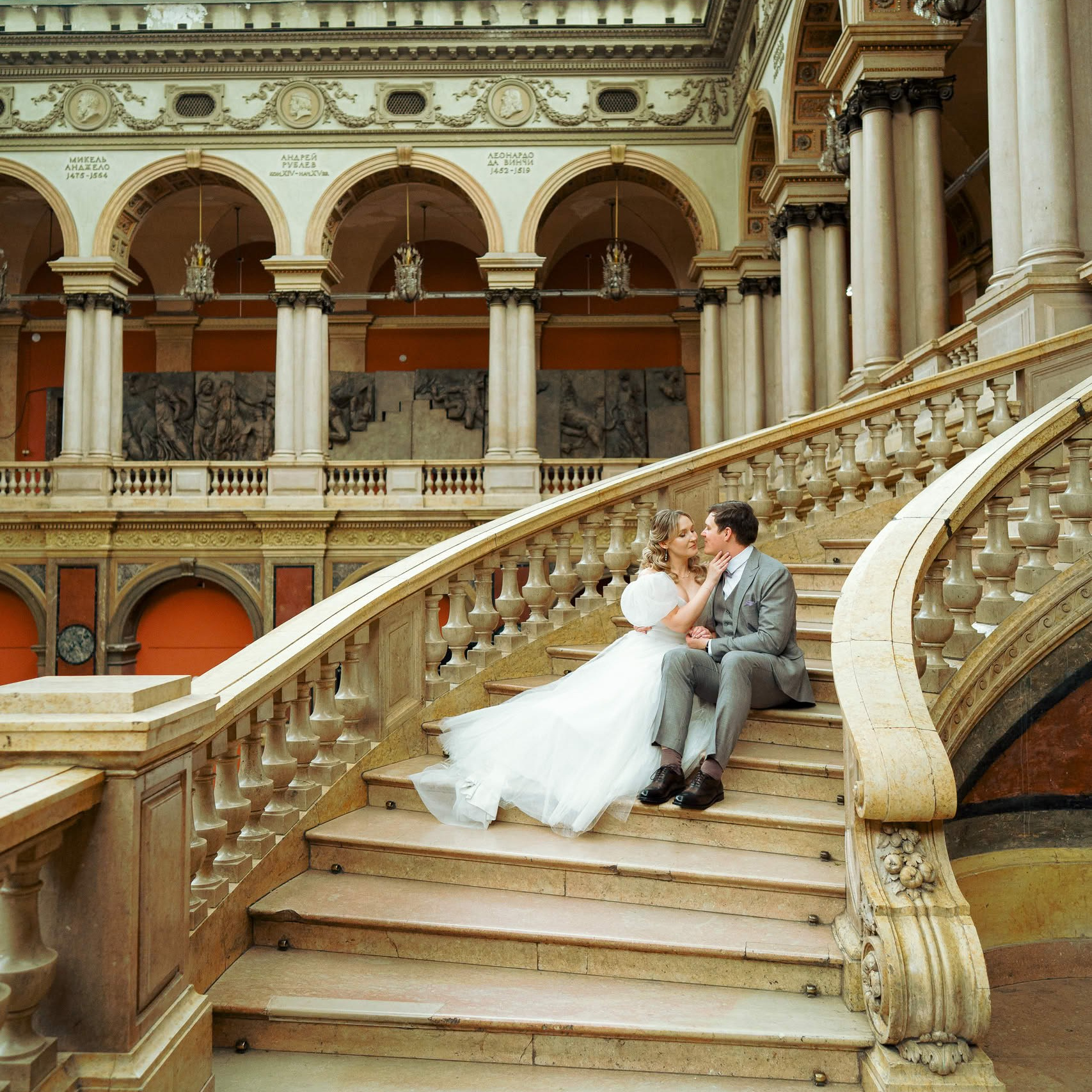 Пара в светлом атриуме с колоннами — момент после росписи в ЗАГСе, Санкт-Петербург